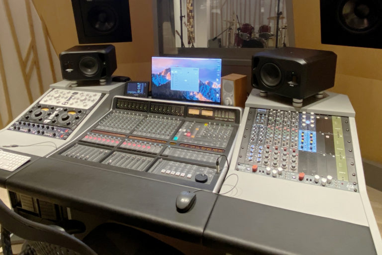 adam-audio-s2v-studio-monitor-riccardo-mazza-console